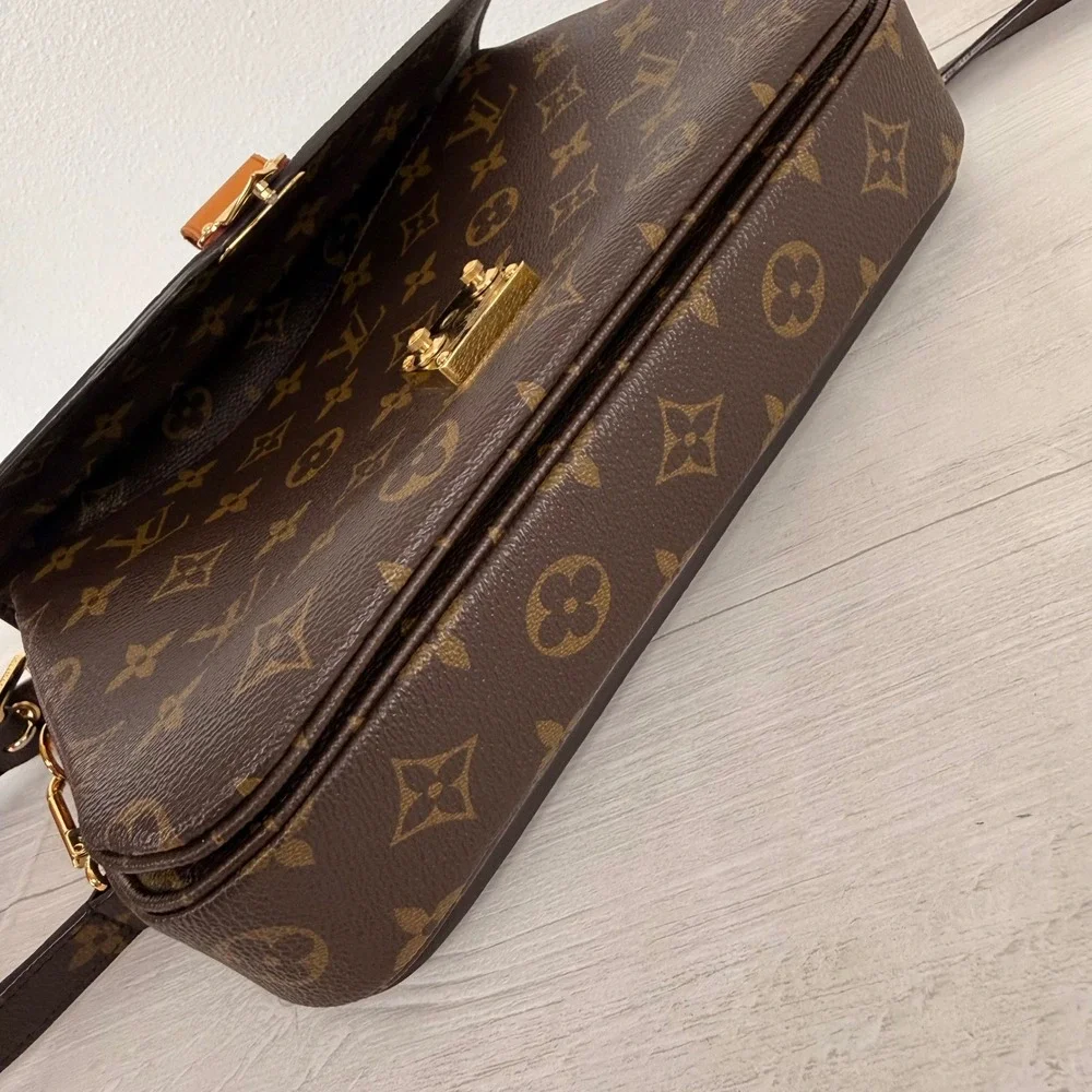 Louis Vuitton Pochette Metis Brown Monogram Canvas Crossbody Satchel Classic
